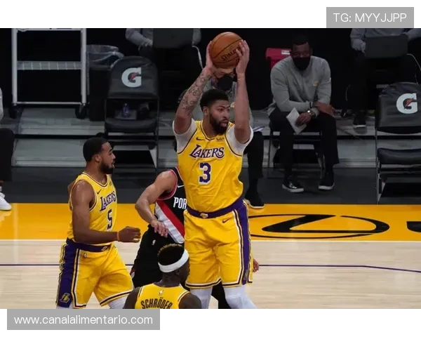 安东尼·戴维斯挡拆高效制造得分机会显著提升球队攻防节奏