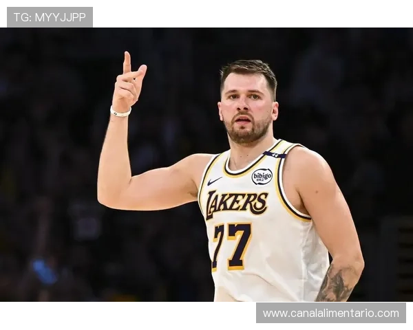 欧文从单打杀手到挡拆牵制，助东契奇空间提升效率